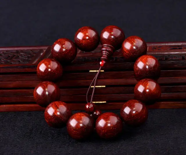 揭秘！“土豪”为什么丢下金链子，转而佩戴小叶紫檀呢？