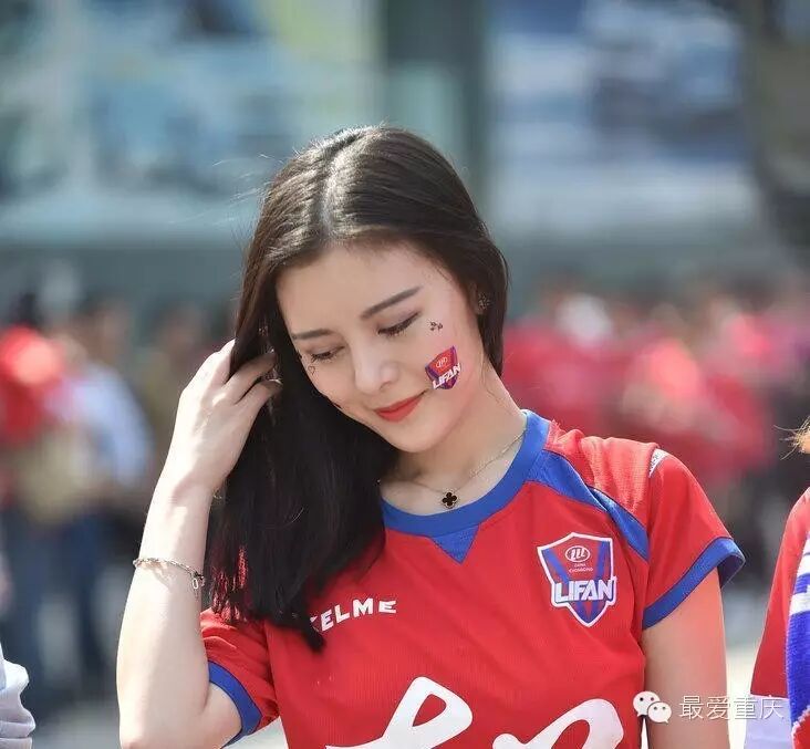 重庆女球迷惊现范冰冰+关之琳合体 美得让全国男球迷流鼻血