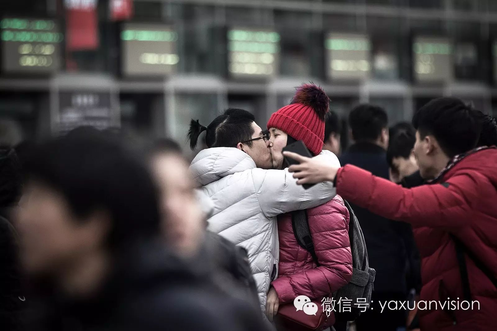 离别的车站,一对情侣紧紧的拥抱,热烈的吻.