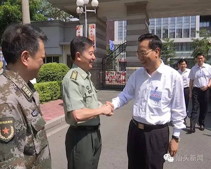 在与汕头警备区部队官兵座谈时,市委书记陈良贤指出,近年来,汕头警备