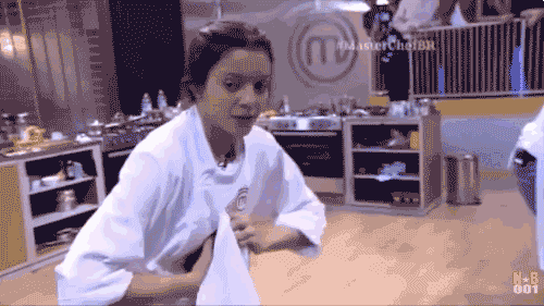 决赛中,一个女孩怎么也拧不开瓶子,急得团团转,突然灵机一动,奔去观众