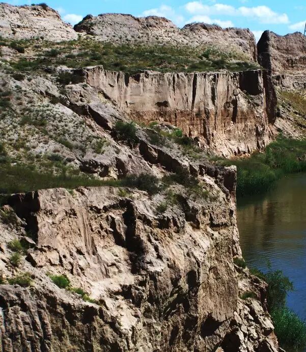 （红山湖畔的峭壁）