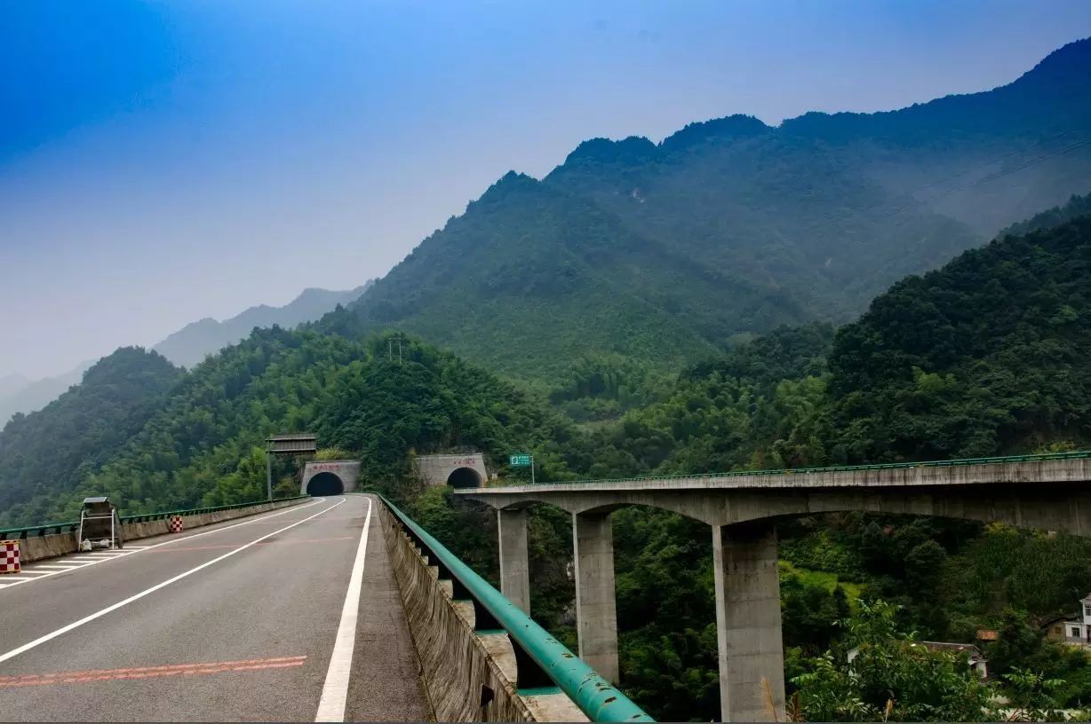 六潜高速大别山版图上最优美的人工线条