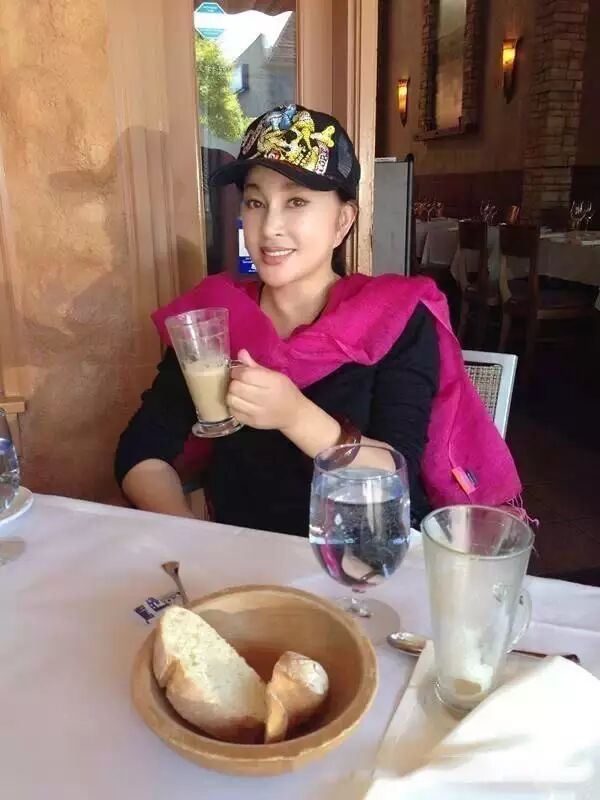 【行业资讯】刘晓庆无论什么场合琥珀不离身!