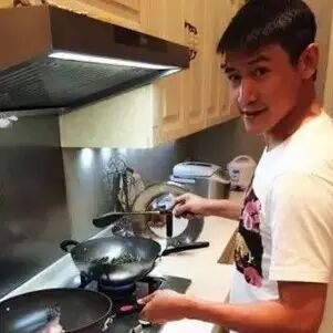 除了谢谢霆锋,娱乐圈里还有很多厨神男星