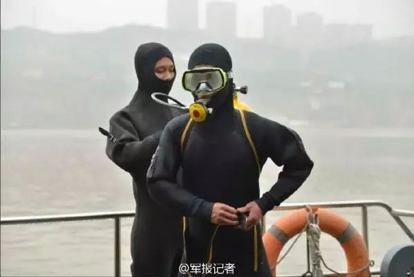 谢谢！4天4夜，他们无数次游过这片悲伤的水域