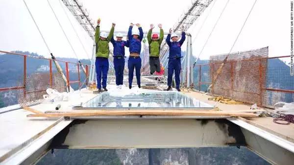 步步驚心！中國的這座玻璃大橋創下十項世界之最 戲劇 第3張