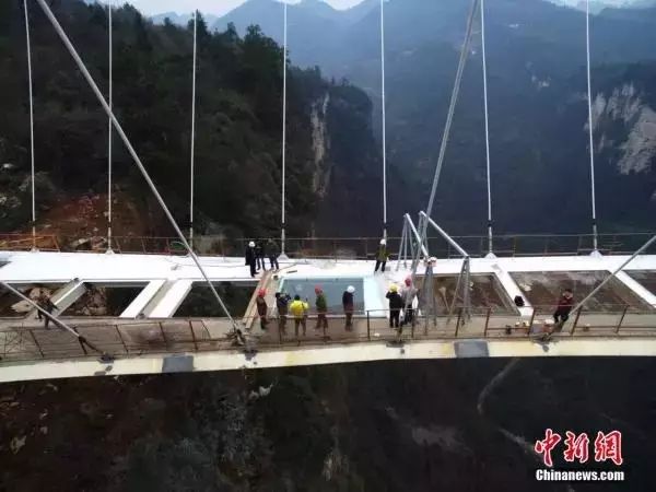 步步驚心！中國的這座玻璃大橋創下十項世界之最 戲劇 第2張