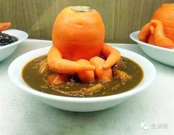 " 所以,除了之前所说的人为模具培育出的蔬果外,还有一些"畸形水果"长