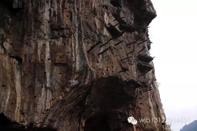 架壑船棺,距今3750余年,是国内外发现的悬棺遗址中年代最早;武夷山