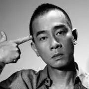 曾经的叛逆古惑仔如今成了温柔顾家的好男人——陈小春