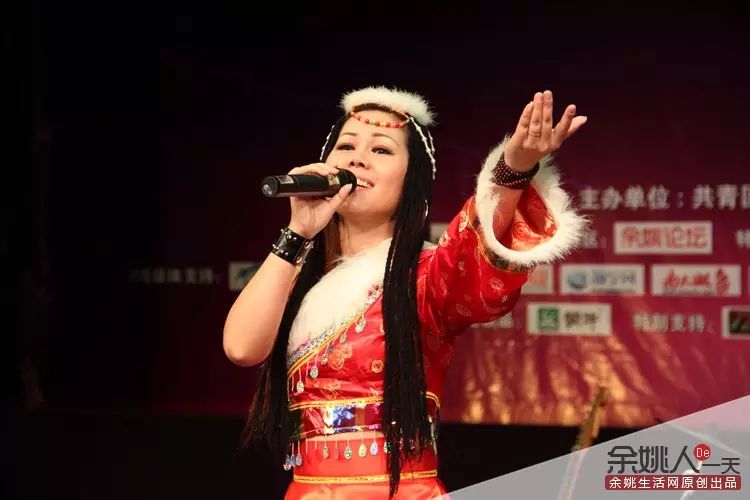 馀姚人的一天 驻唱歌手背后的故事:昼夜颠倒 不敢感冒
