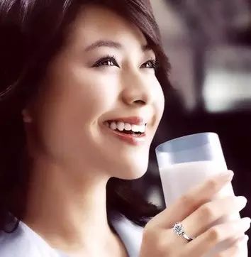 ✿悦读  47岁伊能静,42岁贾静雯,37岁章子怡告诉你女...