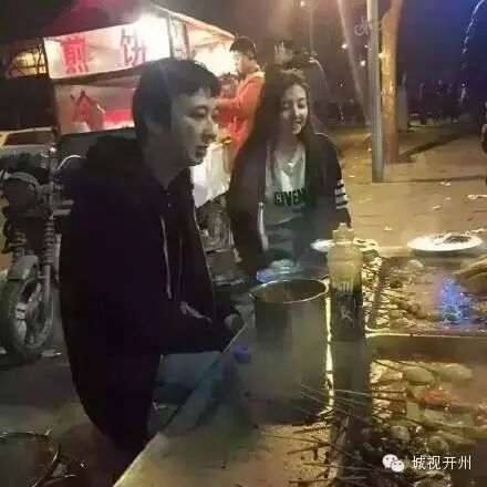 “国民老公”王思聪竟然去吃街边麻辣烫了,还是和小网红...
