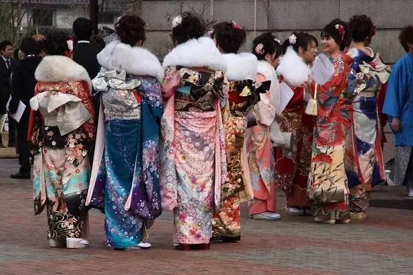 日本成人式，怎么画风说变就变？