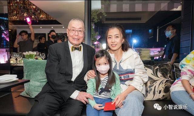 82岁刘诗昆为一岁女儿庆生宴会设巨型全家福甘比带小女儿出席