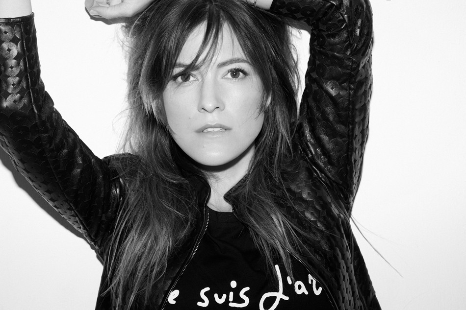 Keren Ann 的舞台动作只是娱乐,但是内心里她真的在跳舞