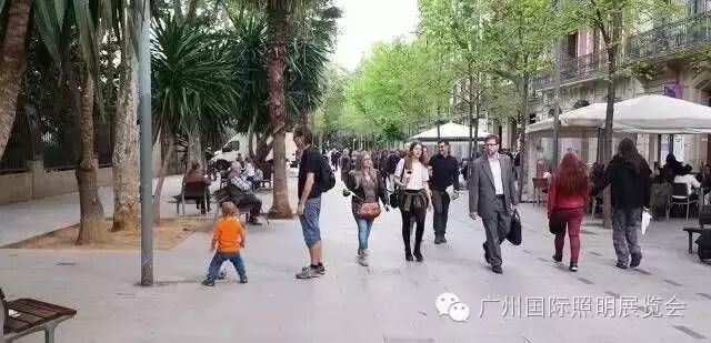 国内刚准备拆围墙 国外又搞起封闭街区 这是什么节奏？