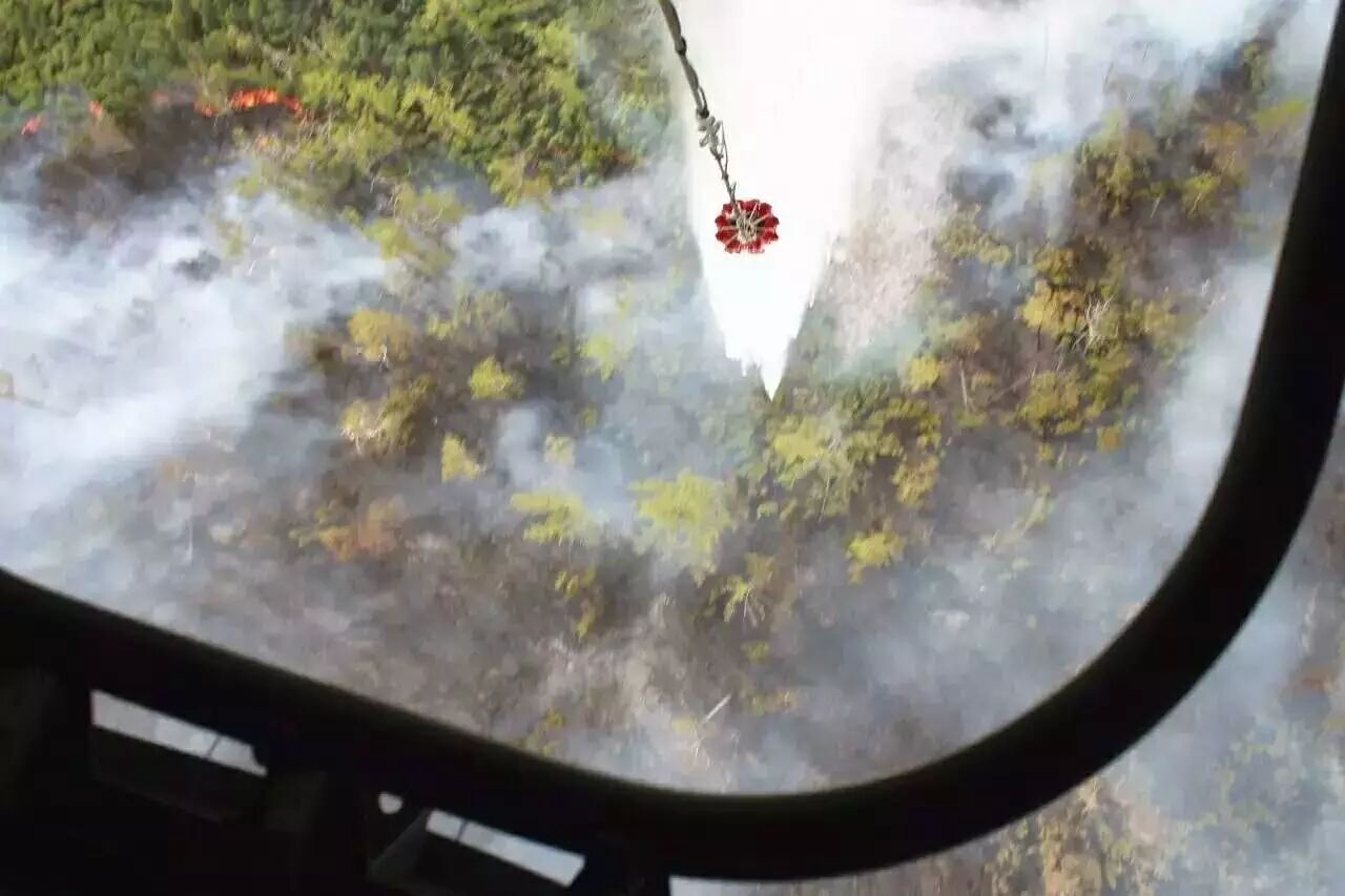 森林部隊(duì)國(guó)產(chǎn)森林滅火直升機(jī)首次投入吊桶滅火作戰(zhàn) 