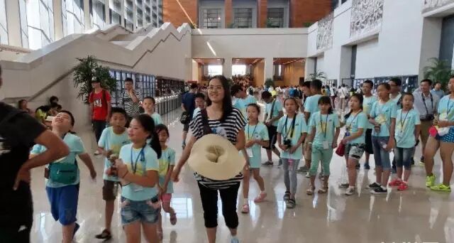 許多人在博物館