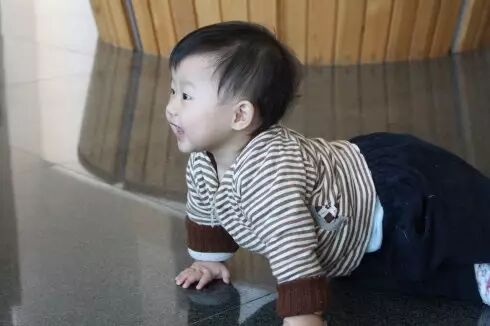 小孩在博物館大理石地面上