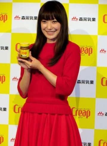 菅野美穗红装出席代言活动 否定网络婚礼传言