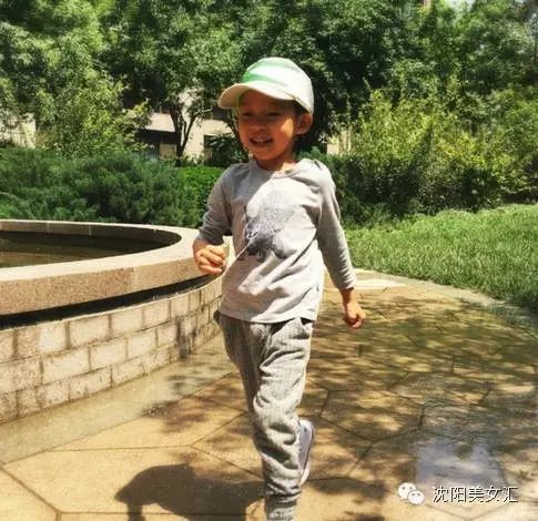 姚晨晒老公与儿子嬉戏照 土豆撞脸甜馨