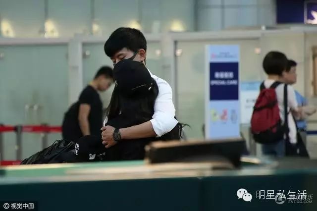 谢娜张杰过安检也抱抱 狂秀恩爱对单身汪造成一万点伤害