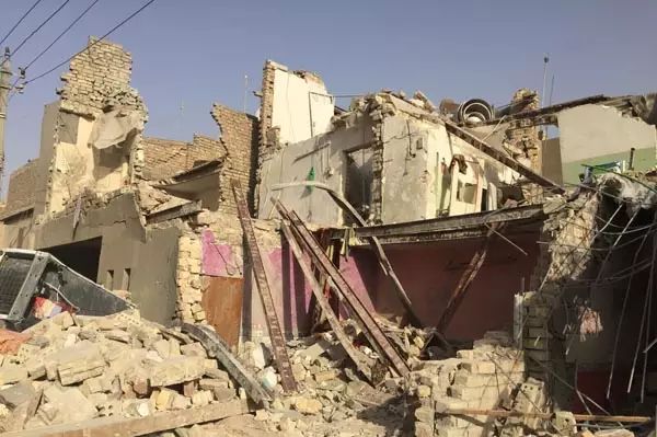 遭误炸的爆炸现场,现场没有警察和警戒线——爆炸与死亡在伊拉克成了