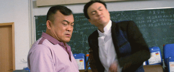 而沈腾饰演网骗沈默则是用遍了我们耳熟能详的骗术.