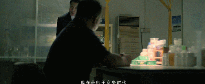 而沈腾饰演网骗沈默则是用遍了我们耳熟能详的骗术.