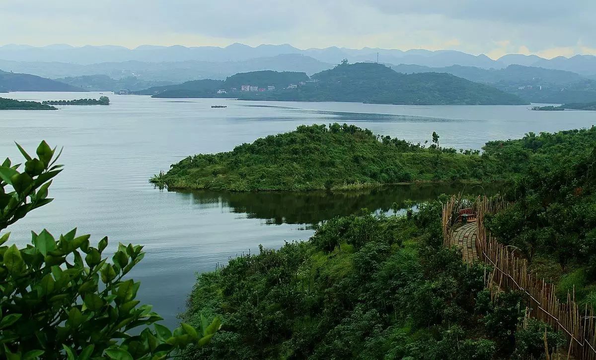 美丽富饶的长寿湖