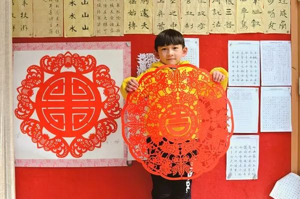 一个字一幅剪纸,一个汉字在中间,外围绕字一圈的是6个大眼睛、弯