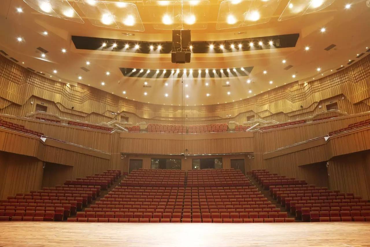那么问题来了, 长沙音乐厅·湘江大厅共有两层,1391个座位.