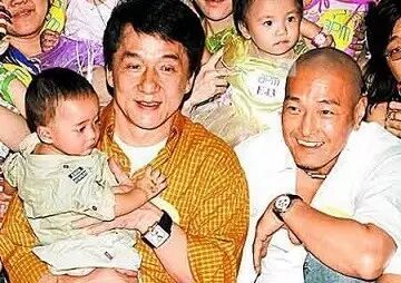 他跟了成龙一辈子,被炒后却靠朋友救济!大哥都靠不住靠...