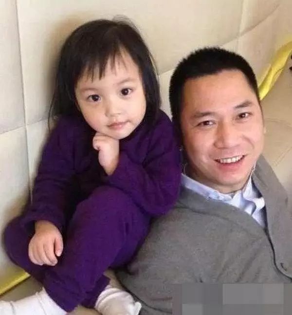 都说赵薇老公是富商,你知道他还是个炫娃狂魔+女儿奴么?