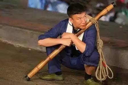 一位靠母亲捡垃圾养大的明星,你绝对想不到是谁...