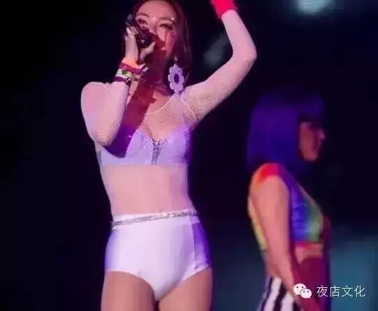邓紫棋穿内裤演唱,朋友圈炸了