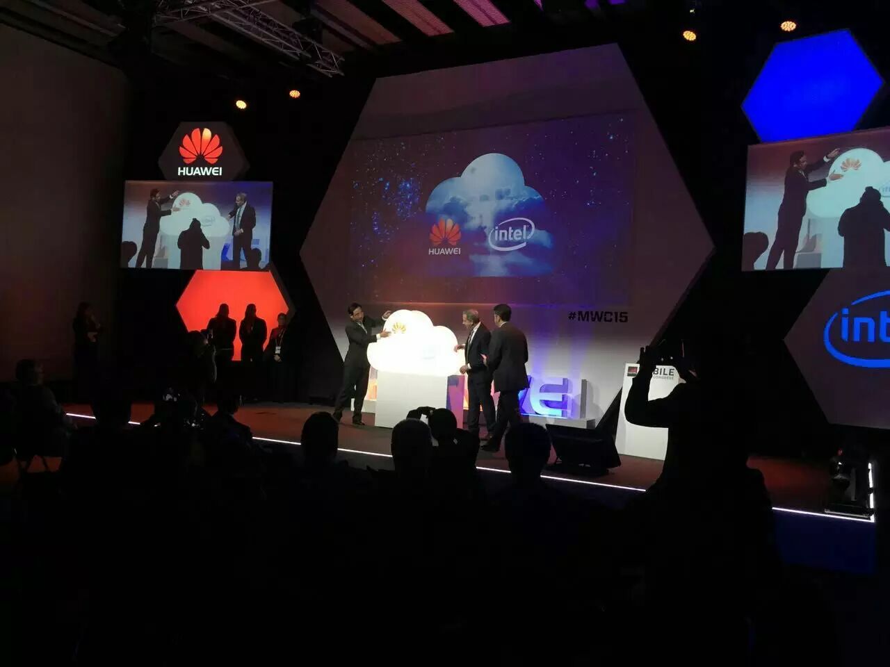 华为与英特尔启动战略合作，支持全球运营商发展公有云服务(图1)