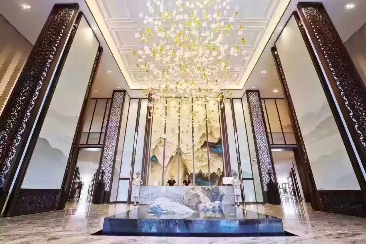 葡萄美酒夜光杯，瓏府灯光醉一回