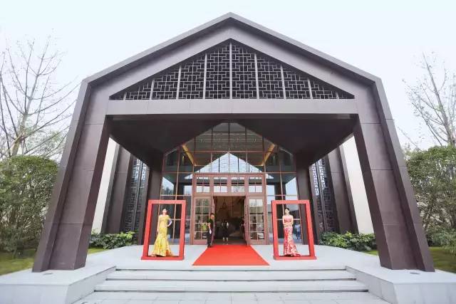 葡萄美酒夜光杯，瓏府灯光醉一回