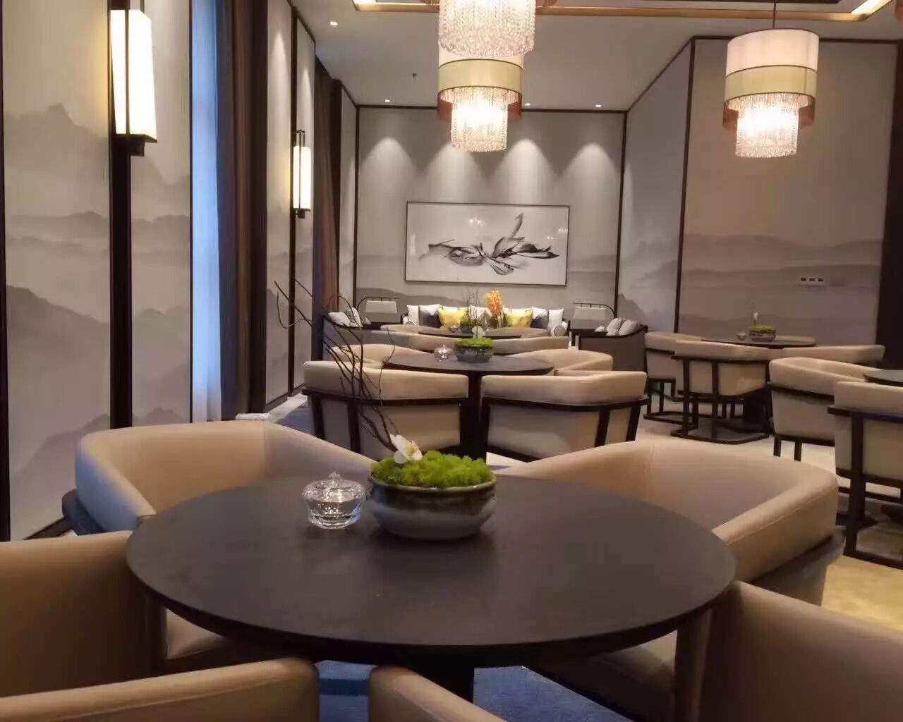 葡萄美酒夜光杯，瓏府灯光醉一回