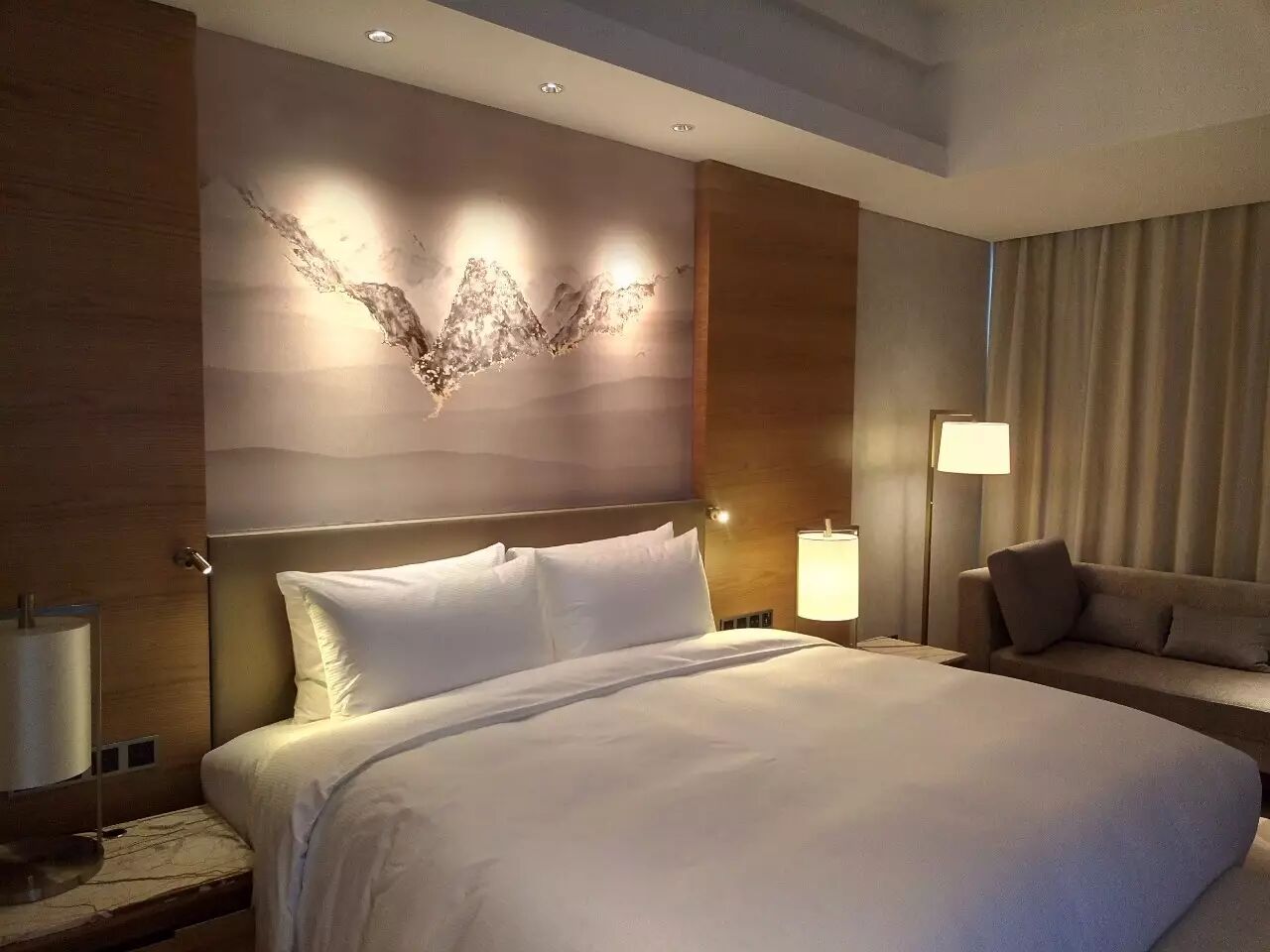 从现在起，烟台火的不仅是樱桃，还有被西顿照亮的希尔顿酒店！