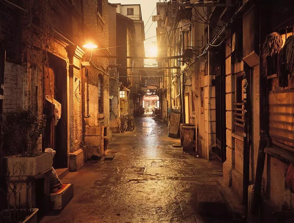 这光，让人心头一紧