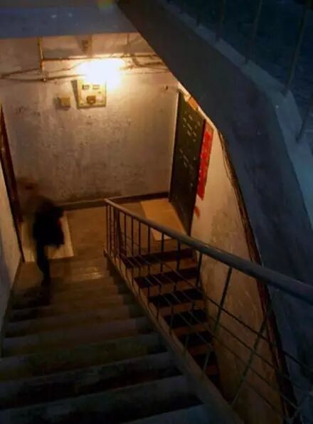 这光，让人心头一紧