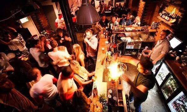 替所有女生发问：为什么男生看欧洲杯非要去酒吧？