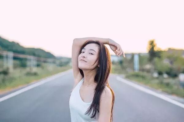 吴倩完胜黄灿灿,校花妆果然还是要清纯感啊