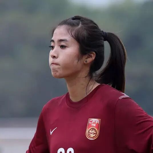 ...亮球员赵丽娜,海边秀大长腿,嘟嘴酷似邓紫棋.