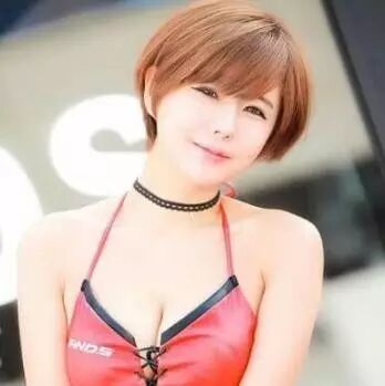 王思聪签下韩国女主播柳智惠,感觉上衣都要被撑爆了.