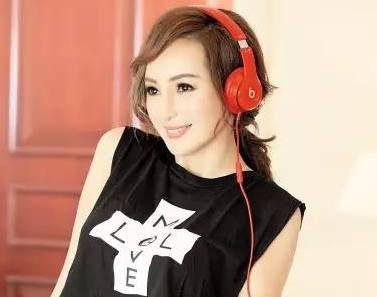 50岁模特出场,刘晓庆赵雅芝惊呆了!